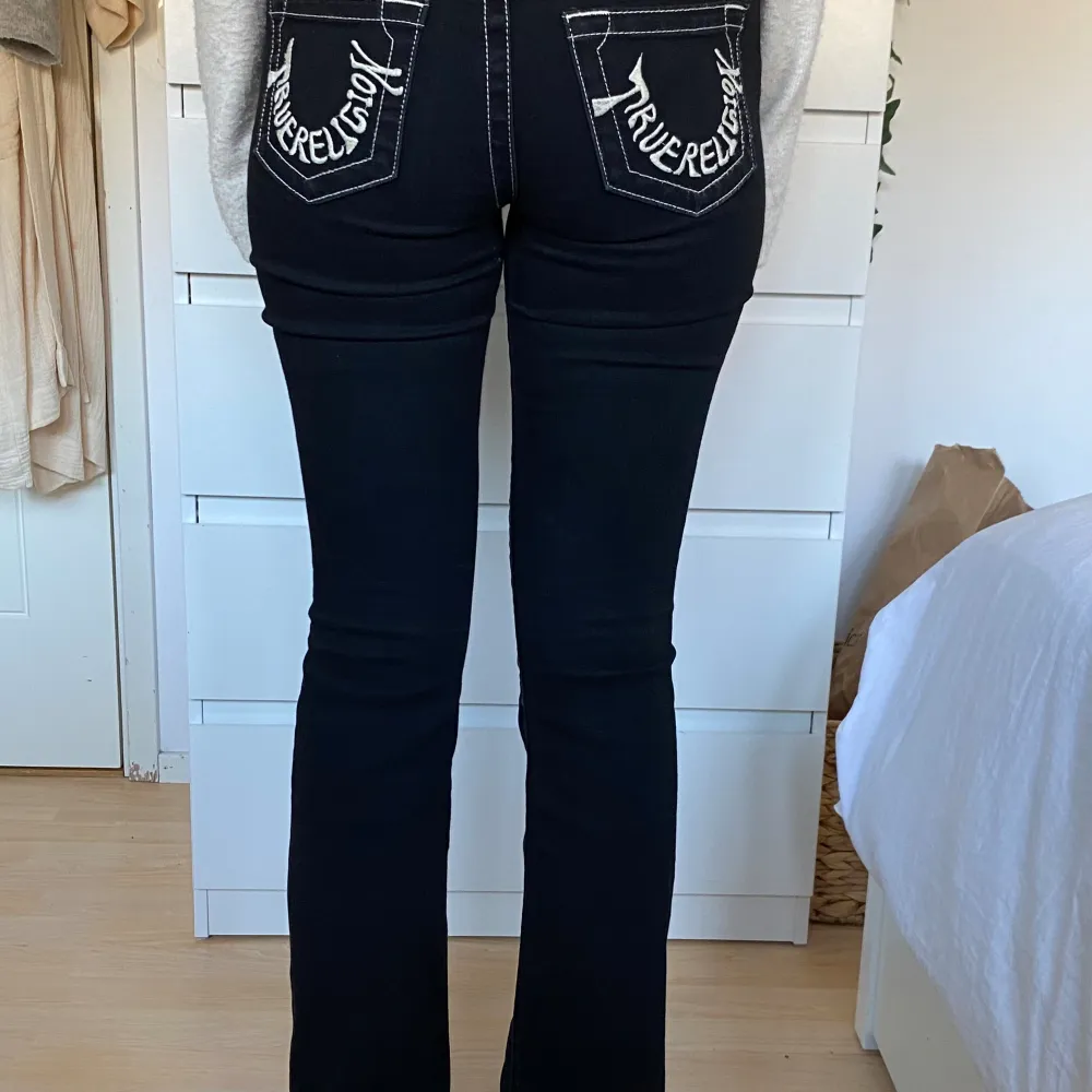 Lågmidjade bootcut True religion jeans. Inköpta för två månader sedan och jag har inte använt dem mycket. Dem är i storlek 26 och passar mig helt okej bra i längd, jag är 173 cm.  Vid intresse och frågor skriv gärna!. Jeans & Byxor.