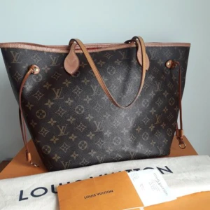 LOUIS VUITTON Neverfull MM monogram  - Begagnat skick  Tillverkningsår 2019. Väskan levereras med allt som syns på bilden - original kvitto från LV butik i Stockholm och dustbag