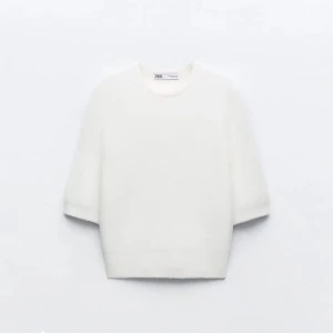 Stickad T-shirt  - Säljer min jätte fina stickade T-shirt från zara då den inte kommer till användning. Den är använd Max 3 gånger och sälj inte längre på zaras hemsida.