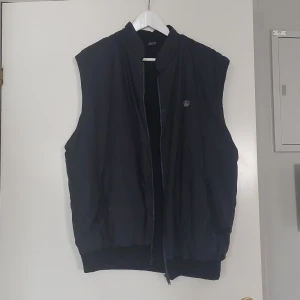 Väst - Fodrad väst i storlek XL i väldigt bra skick. Skriv om du vill ha fler bilder.