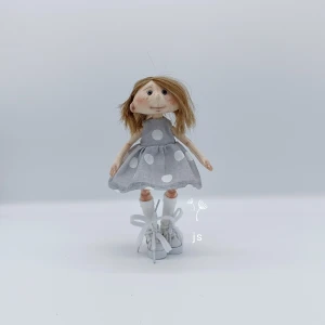 Handgjorda Docka, Handmade doll - Väck barndomsminnen till liv. Handgjord med kärlek, omsorg, tålamod och värme. Dockan kan bli en inredningsdetalj, en vacker accent i hemmet, en gåva till en kär person eller en terapeutisk källa, som ett litet inre barn som alltid finns nära 🤍