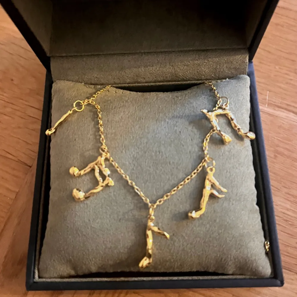 Söker detta Maria Nilsdotter halsband i guld eller silver spelar ingen roll hör av er om ni säljer❤️❤️🫶🏼🫶🏼❤️‍🔥❤️‍🔥❤️‍🔥. Accessoarer.
