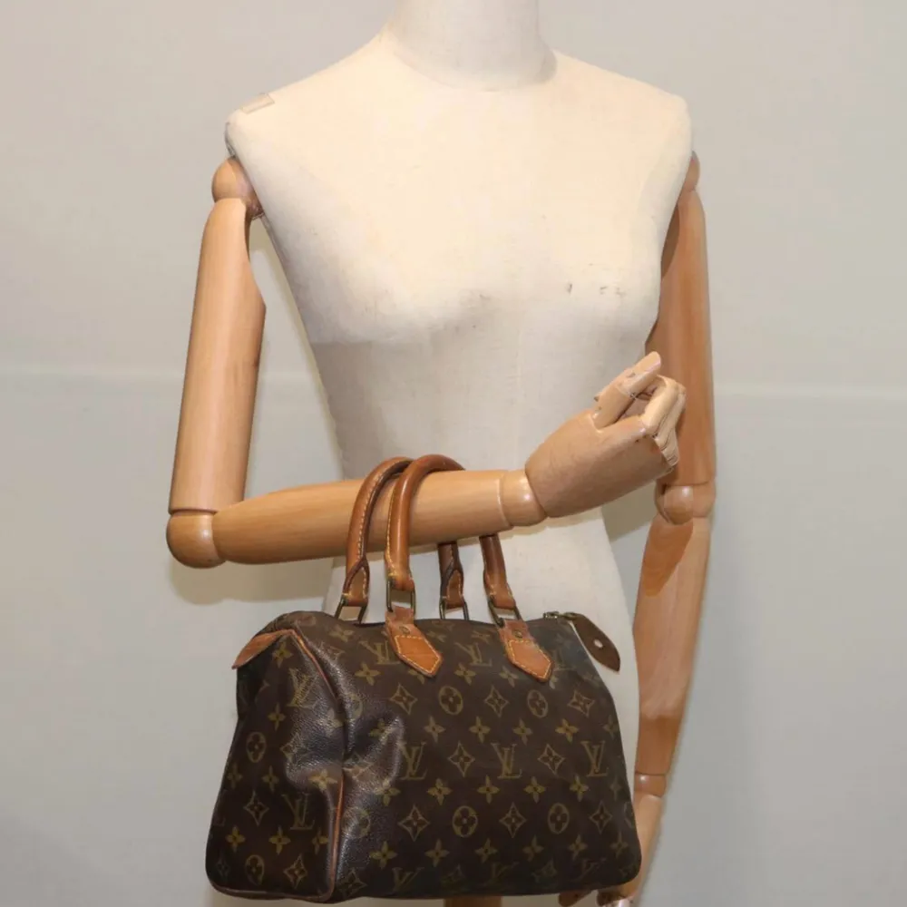 Louis Vuitton Speedy 25 är en tidlös klassiker! Det kommer att lägga till lyxig stil till alla kläder och passa alla tillfällen. Fler bilder och mer info i vår webbutik vintagetreasures.co. Väskor.