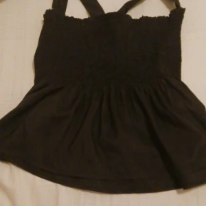 Svart fin line - Svart fin linne som siter perfekt med finna svarta/vita byxor 