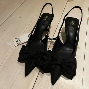 Klackskor med rosett - Jättefina klackskor med rosett ifrån zara, helt slutsålda!!! Oanvända, med prislapp kvar!!! Perfekt skick!!! 