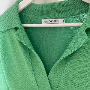 Klänning Adoore - Grön klänning från Adoore. Aldrig använd
