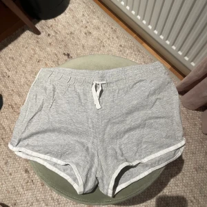 Shorts - Gråa mjukisshorts med vit kant i gott skick. 