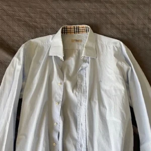 Burberry Skjorta - En burberry skjorta i fint skick. Äkta. Ovanlig färg. Nypris 5500 mitt pris 799
