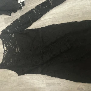 Spetsklänning  - Använd 1 gång. Genomskinlig spets i ryggen. Strl 40 men passar även 38