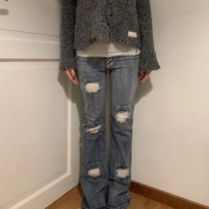 Såå coola jeans med snygga detaljer!💘 Midjemått rakt över: 34 cm Innebenslängd: 79 cm och benbredd 26 cm