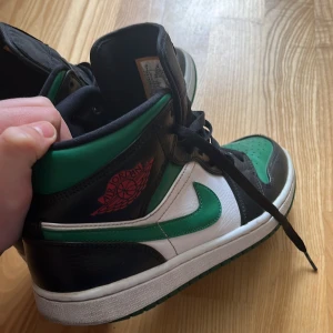 Gröna. Air Jordan 1 - Säljer dessa snygga Jordan 1sen, då de blivit för små för mig. Skick 8/10 och pris kan diskuteras 