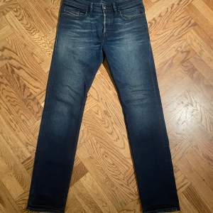 Mörkblå Diesel Jeans i storlek W30-L32. Jeansen har inga defekter och är i jättebra skick.