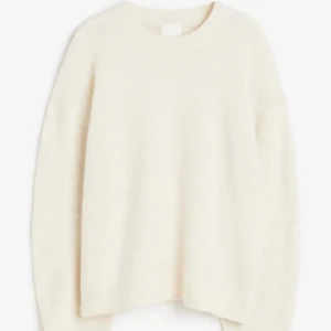 Stickad tröja  - Jätte fin vit stickad tröja!🌸 Som är perfekt till våren då den är lite tunn💓