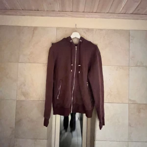 Limitato zip hoodie - Otroligt fräsch med ett kaxigt tryck på ryggen!! Skick 9/10. Riktigt fräsch overall. Hör av dig vid några frågor! Tar emot byten