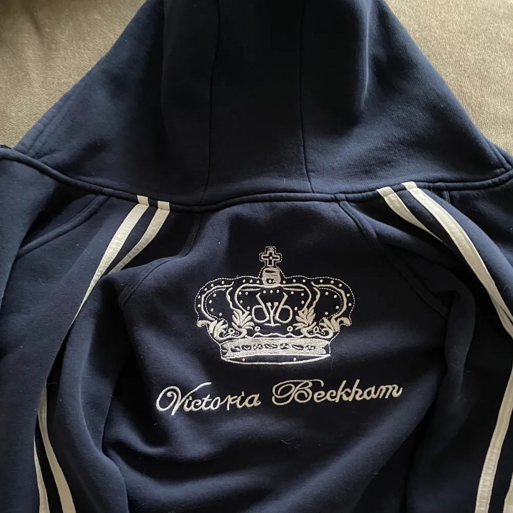 Jättefin o skön zip up hoodie med rhinestones.. Hoodies.