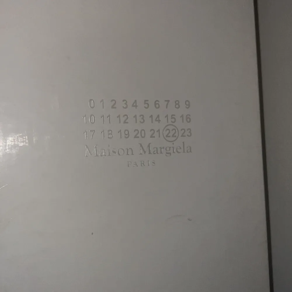 Säljer dessa trendiga maison margiela gats för 3650kr. Nypris 7200kr.  Skick 9/10 Dma för fler frågor eller funderingar!. Skor.