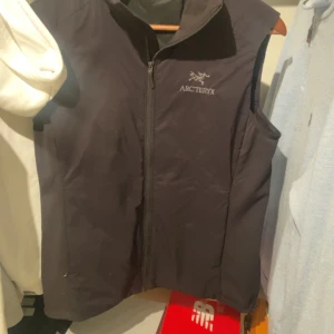 Aurterex väst  - Nu säljs min svarta Aurturex väst som är i ett toppen skick köptes föra månaden för 1900 men jag säljer den för 900 använd 7 gånger ungefär skriv vid intresse 