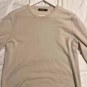 Säljer min j.Lindberg  LYLE MERINO CREW NECK SWEATER som jag har använt några gånger så det är bra skick  Ny pris ligger på 1300 