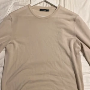 J.Lindberg LYLE MERINO CREW NECK SWEATER - Säljer min j.Lindberg  LYLE MERINO CREW NECK SWEATER som jag har använt några gånger så det är bra skick  Ny pris ligger på 1300 