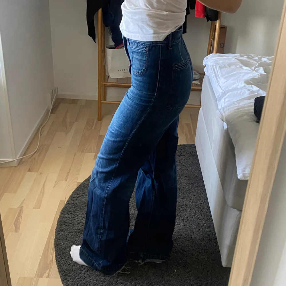 Säljer mina bootcut jeans då de inte längre passar mig. Högmidjade och snygga, passar till mycket. Nypris 700. Om ni har frågor är det bara att fråga på, puss puss💋. Jeans & Byxor.