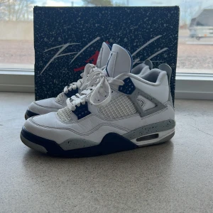 Jordan 4 midnightnavy - Säljer nu mina nya jordan 4 midnightnavy pga har tröttnat på dem. Har max använt dem 10 gånger. Köpte dem från merchsweden för 4999 och säljer dem nu för 2200. Perfekt skick och box medföljer såklart. Stl 40, finns mer bilder