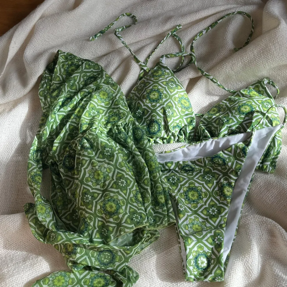 Alla i storlek L men funkar på M också💕 Till den första bikini följer även en bechcoverupp med. Accessoarer.