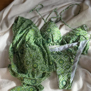 2st bikinis - Båda i storlek L men funkar på M också💕 Till den första bikini följer även en bechcoverupp med