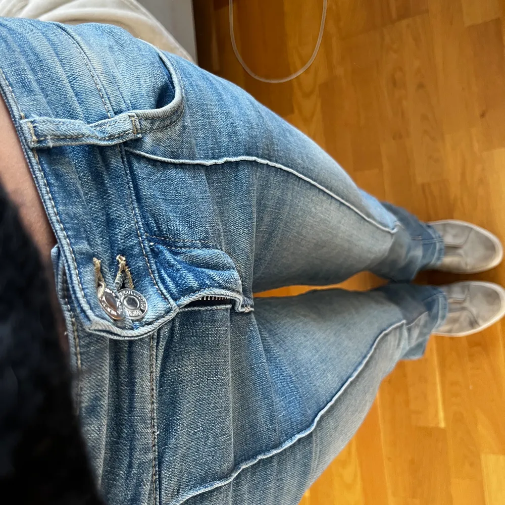 Säljer mina bershka jeans som e slutsålda både på zalando och bershkas egna hemsida. Jätte fint skick och jätte fina. Skorna på bilden säljs även . Jeans & Byxor.