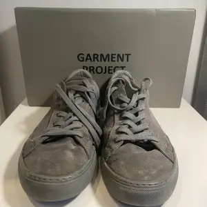 Säljer nu dessa feta gråa skorna från Garment project. Skick får ni avgöra själva utifrån bilder, slitna, men har kvar att ge.  Slutsålda, nypris 1800. Mitt pris 699.