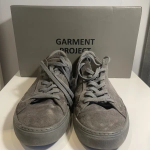 Garment project skor - Säljer nu dessa feta gråa skorna från Garment project. Skick får ni avgöra själva utifrån bilder, slitna, men har kvar att ge.  Slutsålda, nypris 1800. Mitt pris 699.