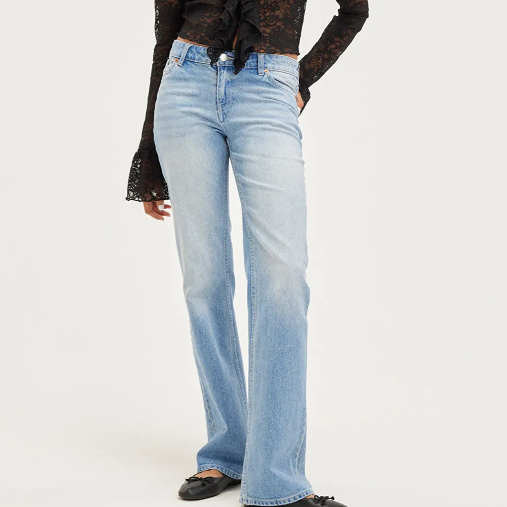 Jag säljer dess jätte fina low waist bootcut jeansen från monki pga att de är för små. Jeansen är i ny skick bara använda 2 gånger❤️❤️❤️. Jeans & Byxor.