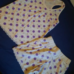 Linne och Shorts - Fina pyjamas som jag har knappt använd. Kan säljas enskilt också.