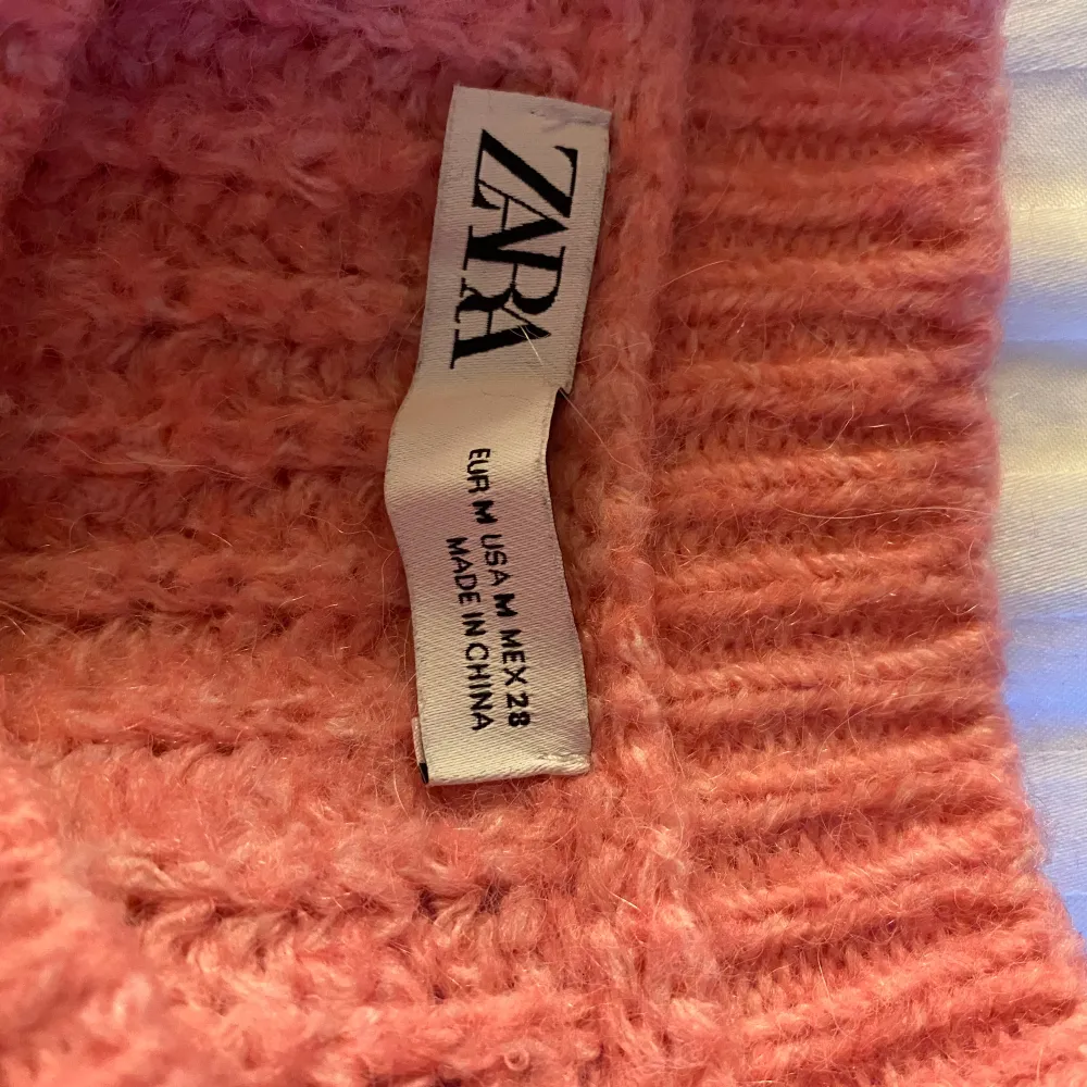 Hej!! Jag säljer nu min superfina rosa stickade tröja från zara, när den tyvärr inte längre kommer till användning.💓 För mer frågor skriv i dm!!💕 Obs! Pris kan diskuteras.. Stickat.