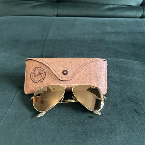 Ray-ban solglasögon  - Hej! Nu säljer jag dessa coola solglasögon perfekta nu till sommaren! De är gamla där av är skicket ganska dåligt 5/10 Det man ser på bild två är bara lite smuts om ni vill ha mer bilder är det bara att kontakta mig. Priset är ej hugget i sten😊
