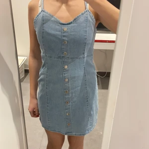 Jeans klänning  - Säljer en jätte fin jeans klänning som jag använt en gång förut. Den säljs som sagt för att den aldrig kommer till användning.  (Skriv gärna för mer bilder eller om du har frågor kring klänningen!) 