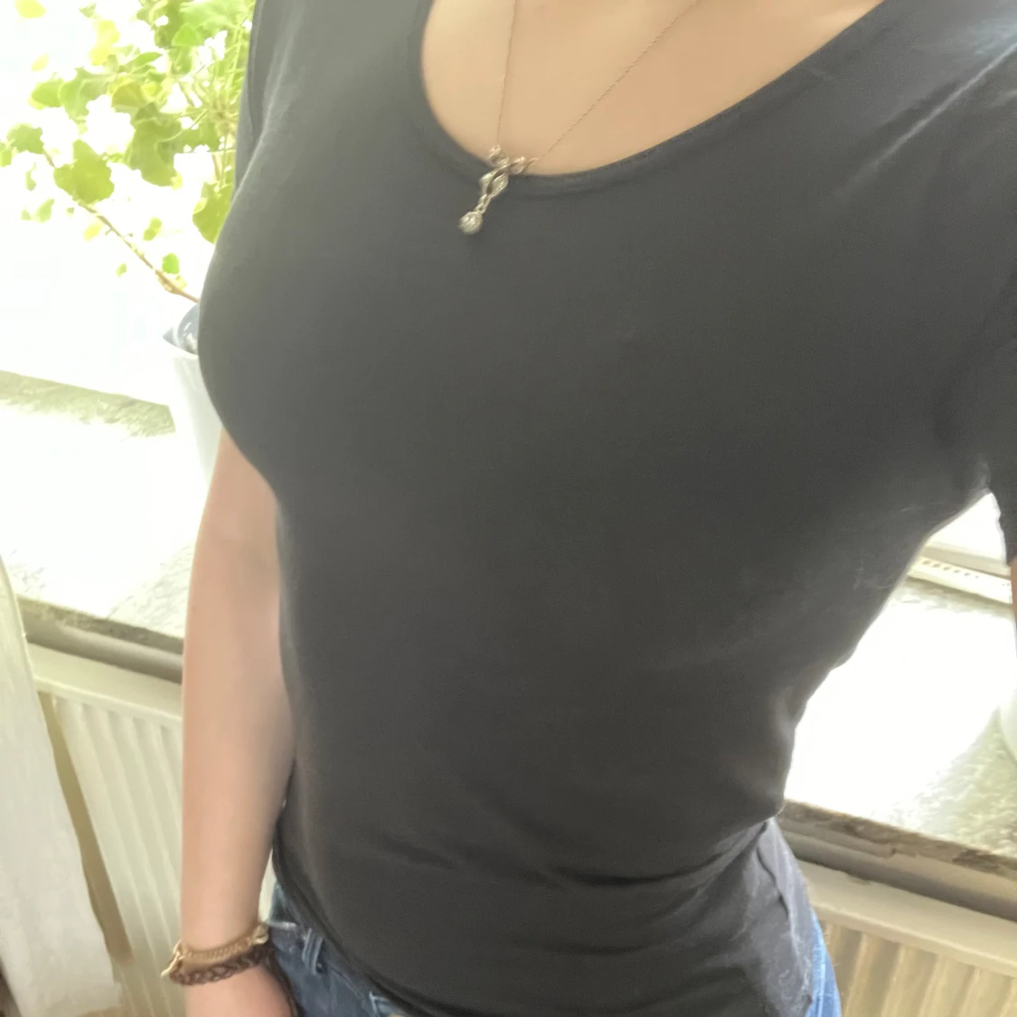 Änkel svart T-shirt som passar med allt