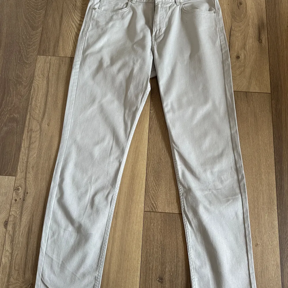 Säljer ett par oanvända ljusgrå byxor i tunnare jeansmodell.  Storlek 32/32.. Jeans & Byxor.