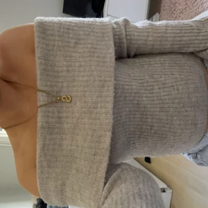stickad tröja  - Supersöt stickad tröja som är off shoulder. Kommer inte till användning, superfint skick då den inte är använd särskilt många gånger