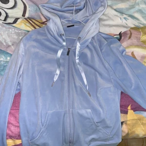 Satins kofta - Helt ny satins kofta nästan aldrig använd. Är för stor för mig men annars är det väldigt fin. En unik färg som inte säljs på många ställen.