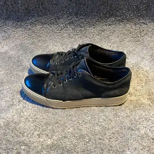 Hej! Vi säljer nu ett par Lanvin skor | Strl: uk9 (43/44) Skick: 6/10 Retail: ca 4300kr | Väldigt eftertraktad färg, För ytterligare frågor är det bara att skriva🤝