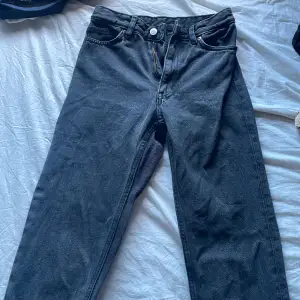Fina raka/inte för breda svart/gråa jeans från monki som är högmidjade som tyvärr blivit för små och är i storlek xs