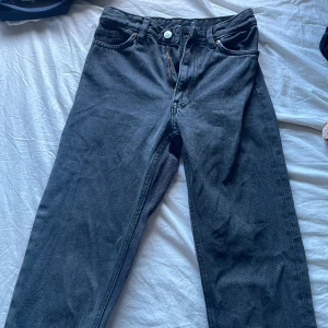 Svart/gråa jeans från monki - Fina raka/inte för breda svart/gråa jeans från monki som är högmidjade som tyvärr blivit för små och är i storlek xs