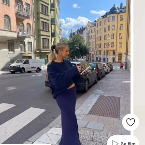 Mörkblå kjol - Säljer denna fina kjolen, använd 2-3 gånger. Från nelly. Passar storlek 32-36. 