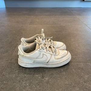 Ett par vita Nike air force 1 i bra skick i storlek  38