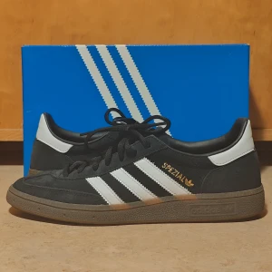 Adidas handball spezial navy gum - Skick: 9/10 inga skador men använda. Mycket bra skick💯 og box✅ digitalt kvitto finns✅ hör av er vid frågor.