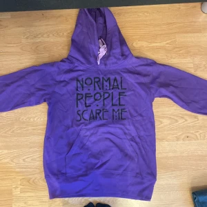 Hoodie - En hoodie jag fick för några år sedan, som jag aldrig använt då den inte riktigt är min stil. Mysigt lite tunnare material, inga fläckar eller slitage.