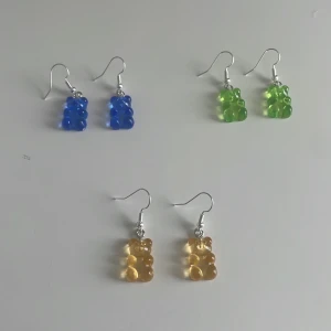 Örhängen gummibjörnar - Örhängen med gummi björnar i färgerna blå, grön och gul. Jag har även andra färger om det önskas så hör av dig då. 45kr styck. (De blå är nu sålda)😊
