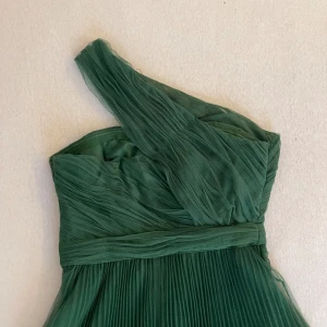 Snygg fest kläning - Använd bara en gång Jätte fin Oneshoulder klänning