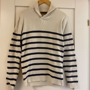 Stickad tröja XL - Stickad tröja stl XL men är mer som L. Fint skick. Inga hål eller fläckar. 🌸 Vi tvättar parfymfritt, röker INTE men katt finns i hemmet sedan några veckor tillbaka.