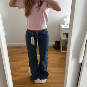 Lågmidjade jeans - Superfina lågmidjade jeans från NA-KD💖Helt oanvända med alla lappar kvar, säljer pga att de är väldigt långa på mig (165 cm) Nypris: 699kr men säljs endast för 350kr då jag vill bli av med de🤗Använd gärna ”köp nu” och hör av dig vid frågor❣️ 